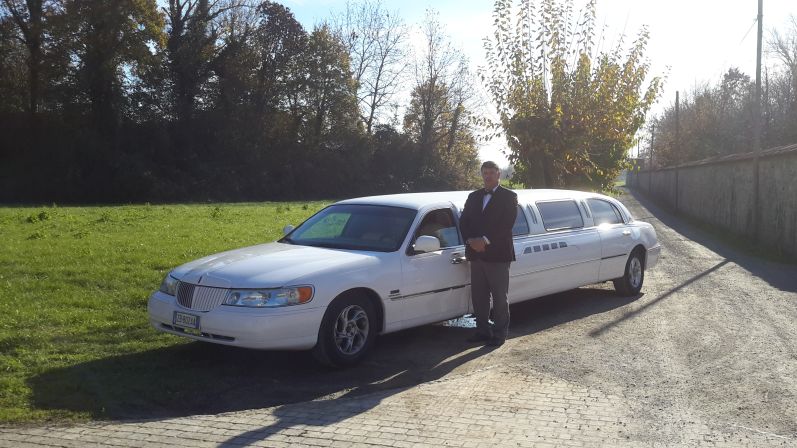 Limousine Lincoln Town Car Stretch Rental